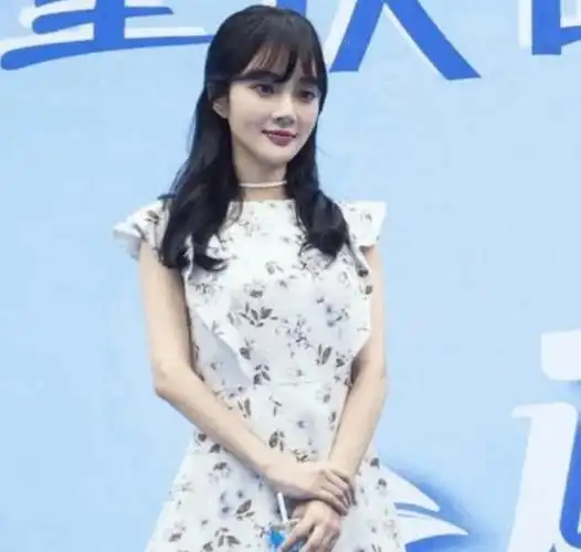 41岁李小璐还是那么放得开41岁依然似少女三亚度假穿衣抢镜