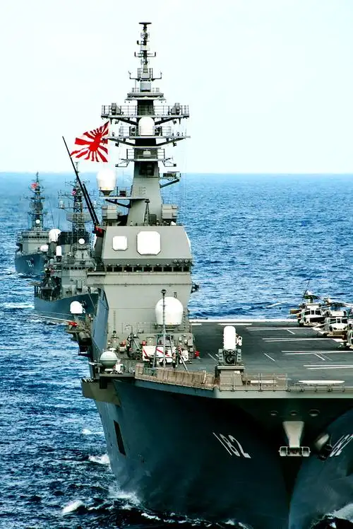 战后日本从属于以美国为首的西方阵营,其军事力量发展受到战后制定的