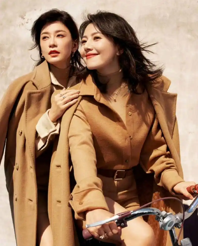 高圆圆和贾静雯同框拍杂志,两人越长越像了,眉眼之间都是温婉柔和的