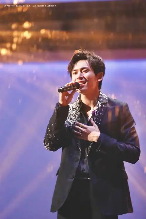 210615 #张哲瀚#流光溢彩,灯火阑珊,胜却人间无数.