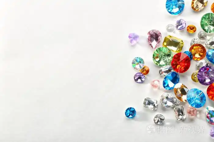 彩色宝石宝石首饰白色背景