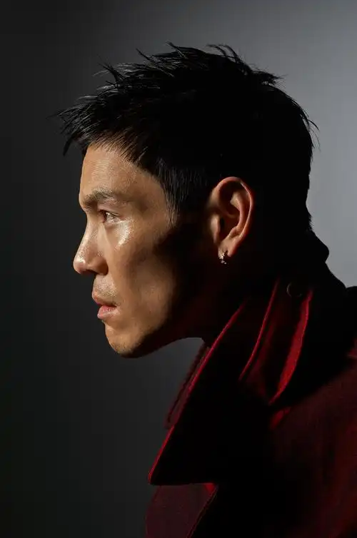 向佐发新写真庆粉丝破千万 黑白质感大方秀腹肌