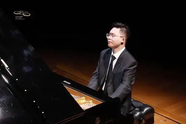 难得一见,青年钢琴家郭志恒全本演奏巴赫十二平均律