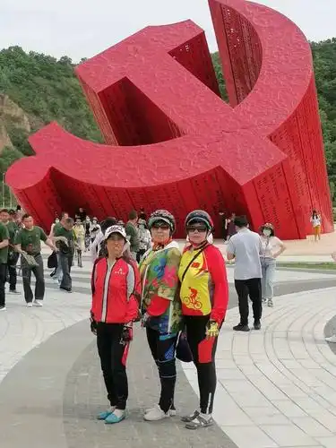 南泥湾党徽广场.