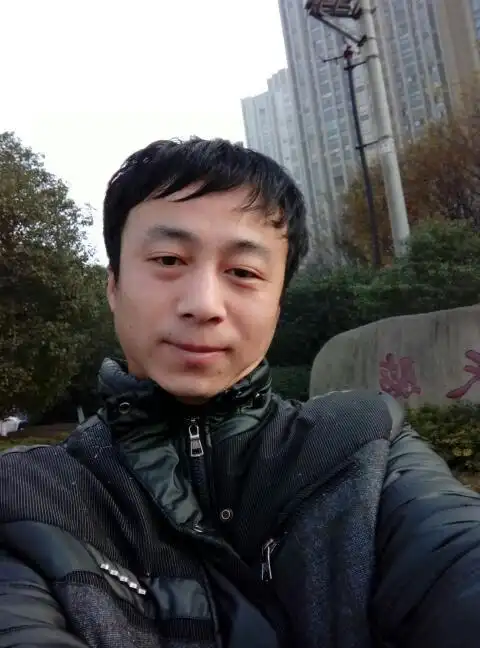 大家评论一下这个男人他是自己拍的相片发给我的