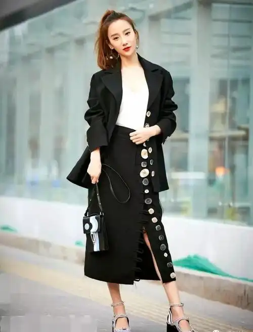 的高洋,在今年的热播电视剧《漂洋过海来看你》中扮演"严晓秋"一角色