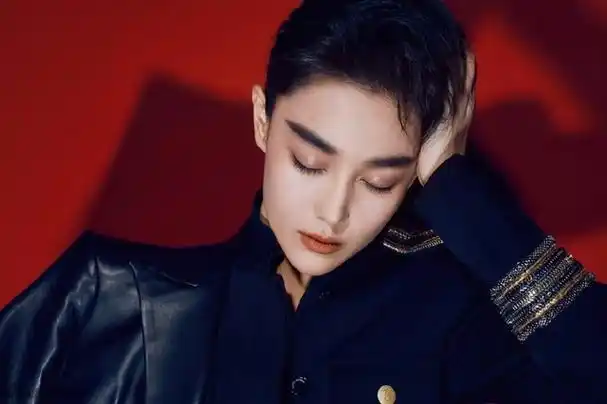 美女明星张馨予帅气短发中性服装亮相,网友评论有亮点!