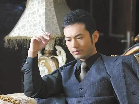 原来明星也喜欢抽烟网友说黄晓明却毁在了杨颖的手上