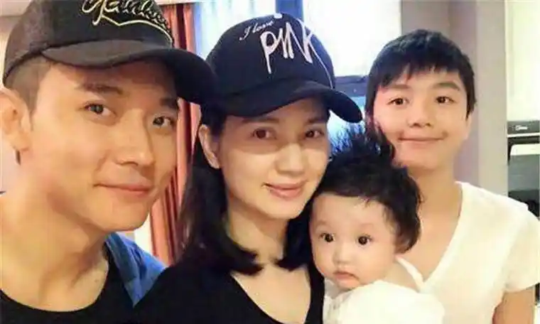 洪欣晒全家福,证明与张丹峰从未婚姻,一家四口畅玩游乐园.