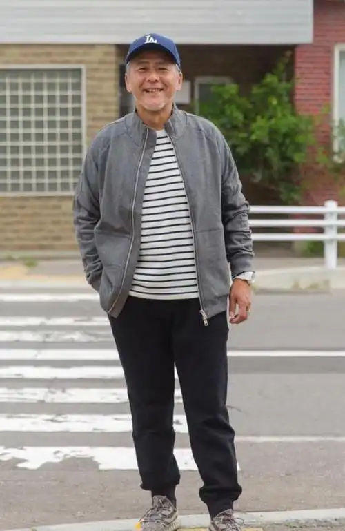 男人到了60岁,尽量少穿灰色,藏青色,多穿3种"亮色"更减龄