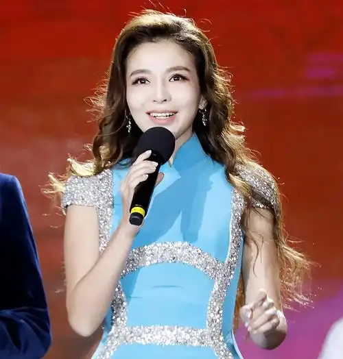 回顾女主持人朱迅嫁普通的湖南丈夫吃婆婆剩饭伺候瘫痪公公