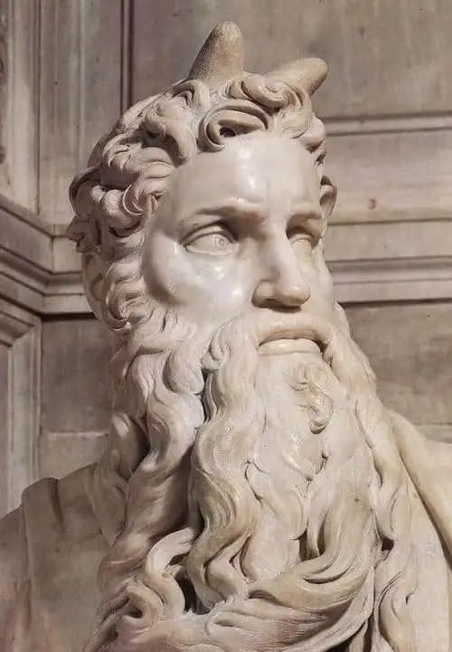 圣经旧约中《出埃及记》中说,摩西在第二次从西奈山上下来时,手里捧着