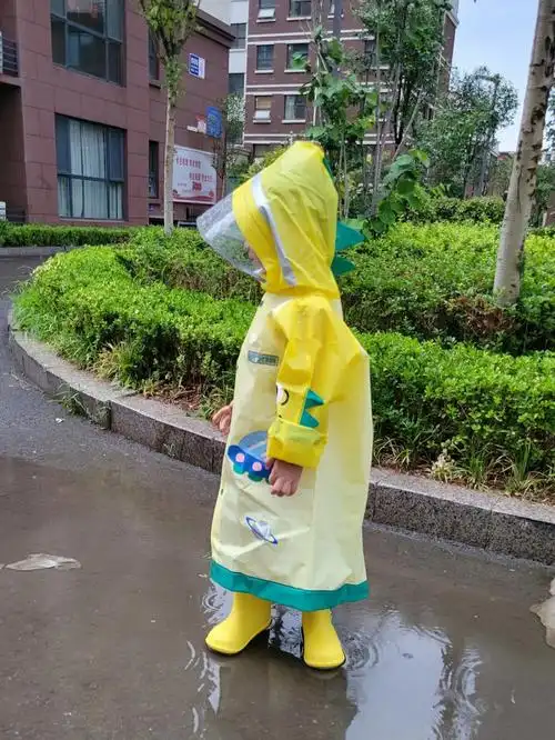 终于等到雨季了,给小朋友安排上了装备,不要太开心啊~[一r]儿童雨衣