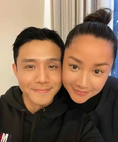 51岁瞿颖近况曝光,头发稀少发际线高到离谱,与男友人贴脸显亲密_网友