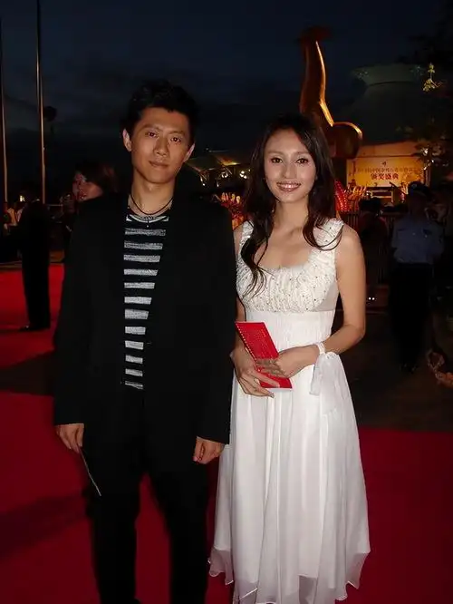 回顾夏雨接漂泊的父亲回国化解多年的心结时隔30年拥抱亲情