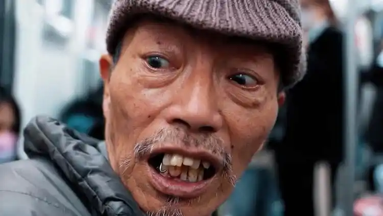 猥琐老头乘地铁,逼迫貌美小姑娘让座,遭拒绝后直接坐对方大腿上