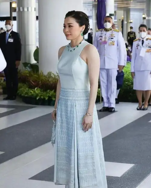 苏提达王后美出新高度,清新蓝裙搭配披肩,佩戴珠宝温婉动人