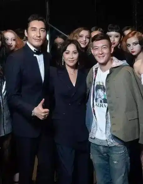 看了这个你就会明白,他们被称为合影高手是有原因的_张梓琳_胡兵_气质