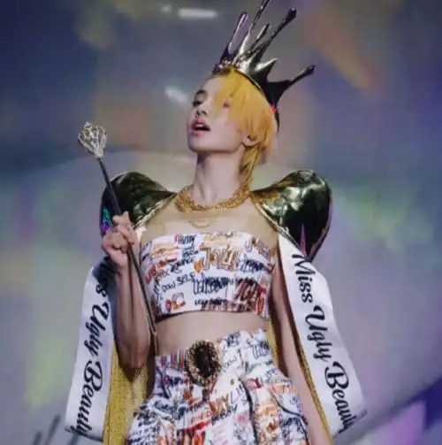 蔡依林身着字母风紧身衣展现潮流银色修身裙秀纤细腰部线条