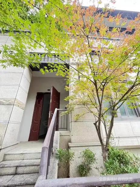 御龙山花园(别墅)6室2厅4卫379㎡南北799万