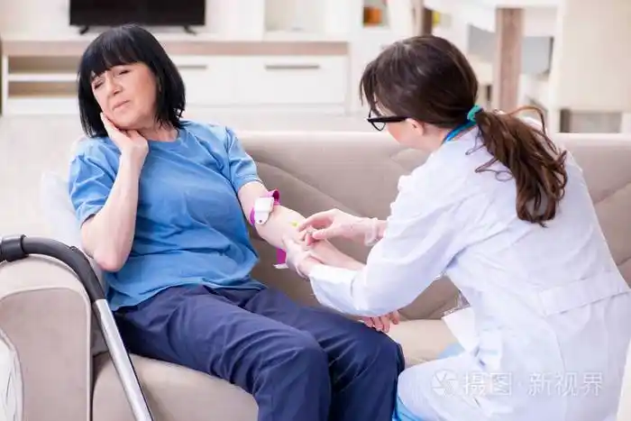 医生给老年妇女打针