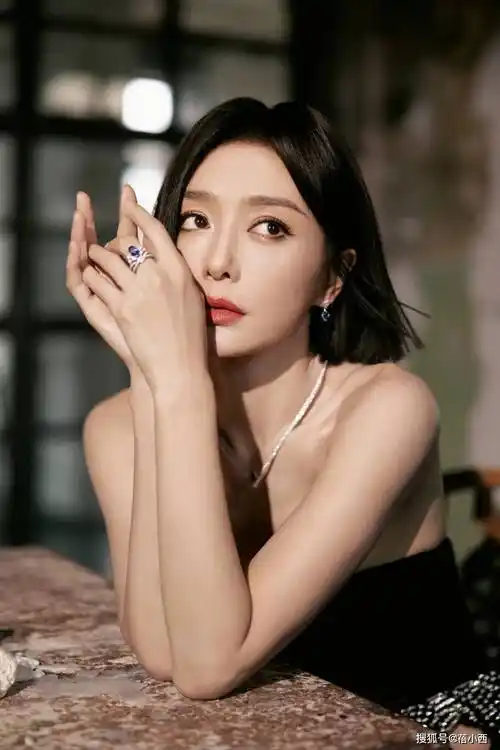 发型方面可以像秦岚一样剪一个一刀切的短发,很多女人都喜欢留长直发