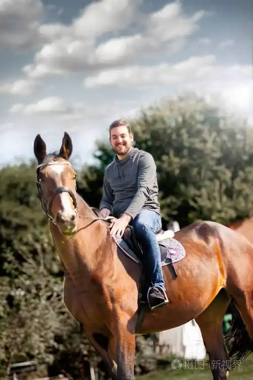 快乐男子骑马的肖像