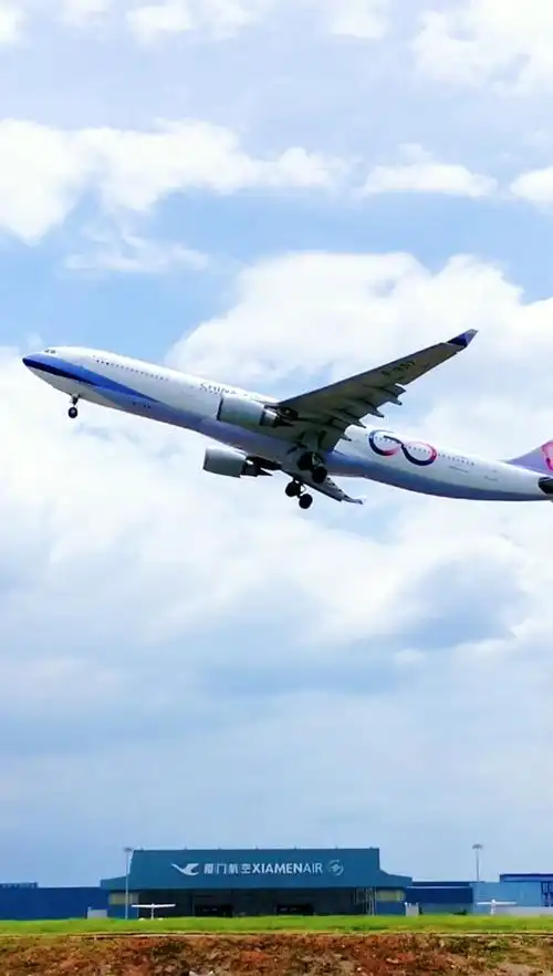 飞机#近距离带你看华夏航空,高速起飞瞬间,太美了!