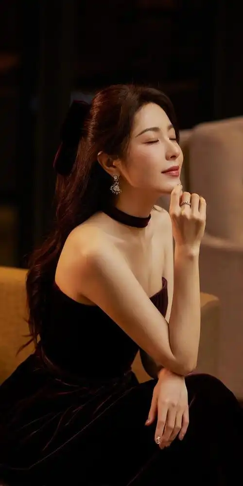 曾黎深茄紫色抹胸长裙写真,演绎东方优雅大气之美!