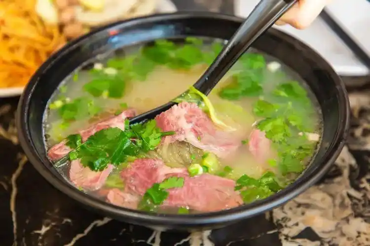 一口驴肉火烧,一口粉丝汤,这两样菜式碰撞在一起,当真绝配.