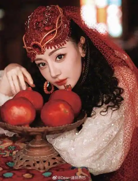 钟楚曦侯雯元公开恋情后,迪丽热巴黄景瑜也被爆密游泰国!