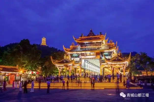都江堰宠你过大年大年初五游完景区先别走夜幕下的都江堰有你要的氛围