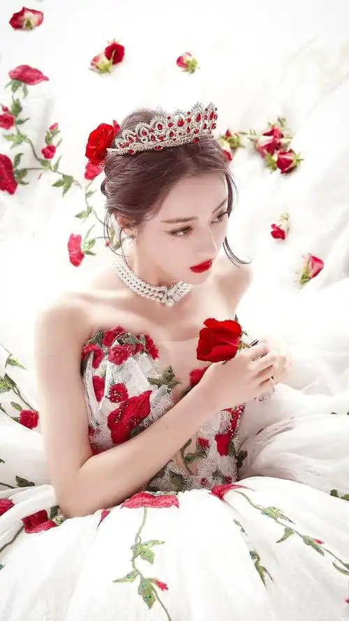 玫瑰庄园在逃公主!迪丽热巴戴皇冠首踏红毯,超大裙摆分外壮观