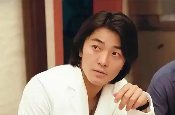 在2世纪80和90年代的港台娱乐界,当时的男性明星,尤其是摇滚歌手,非常