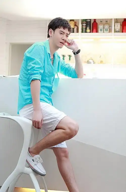 韩栋加盟《富二代》 夏日写真曝光(组图)