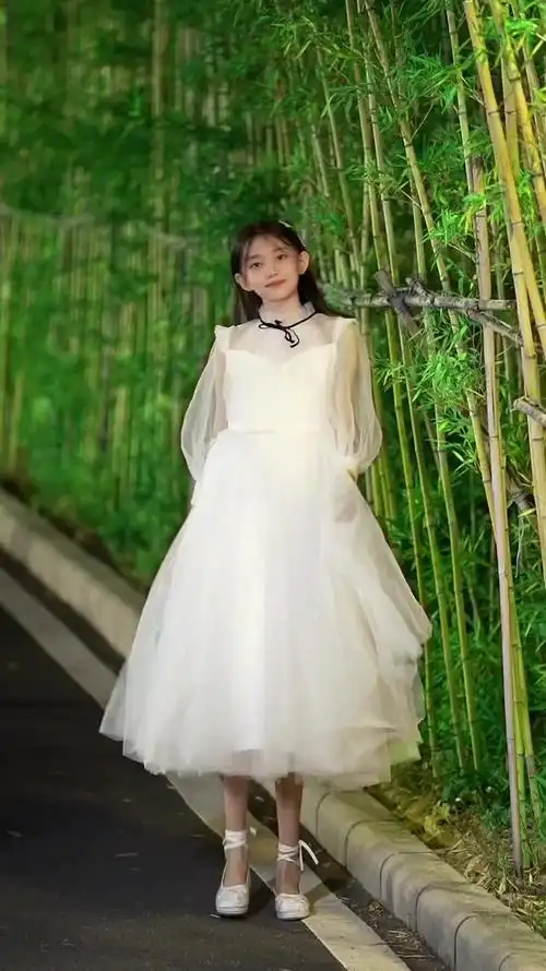 宋小睿这条裙子太美了,整个人的气质都提升了,太加分了-度小视