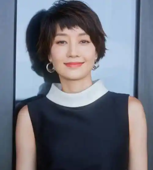 马伊琍罕见露面,不修边幅双颊凹陷显老态,感情稳定孩子已经叫爸_女儿