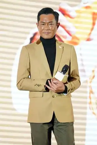 古天乐出席活动,穿卡其色西装搭高领,梳偏分发型帅气有气质!