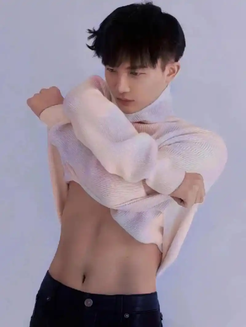 快来看周深露腹肌啦!