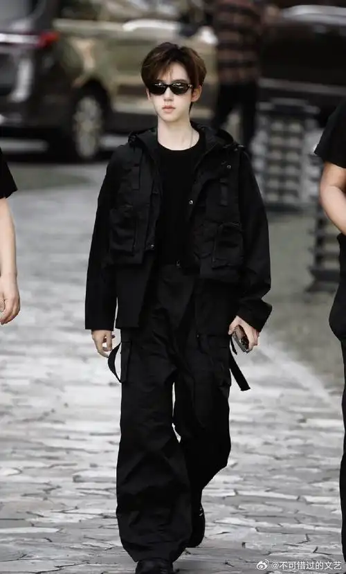 贺峻霖戴墨镜有西装暴徒那味