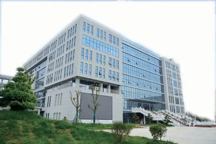 房县一中勇担使命育新人扬帆逐梦谱新篇