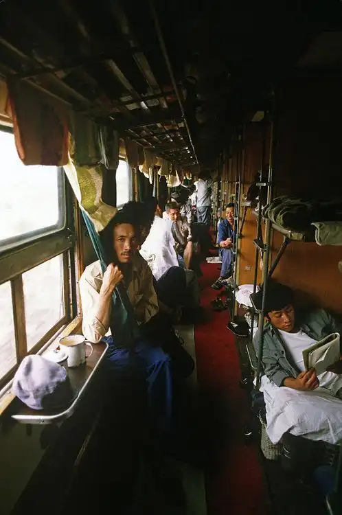 80年代的绿皮火车 | 摄影师alain le garsmeur__财经头条