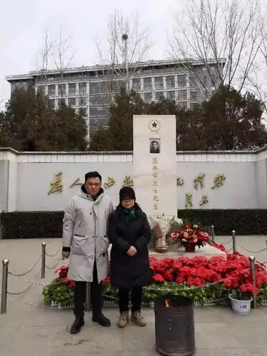 焦守云和儿子余音在焦裕禄的墓碑前 焦守云提供