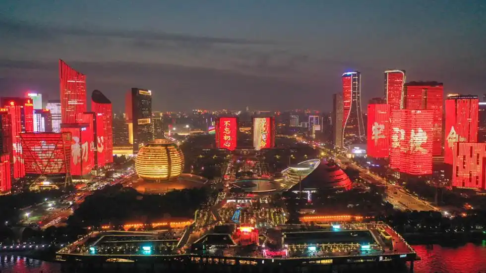 庆祝建党100周年灯光秀精彩上演