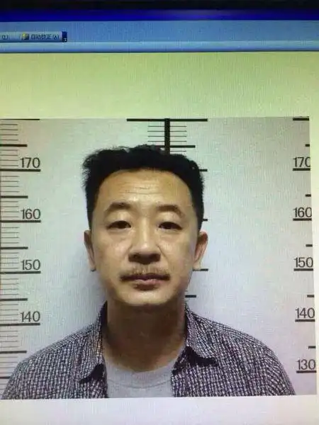 急需一张美剧里经常出现的犯人入狱前拍的带身高的图片