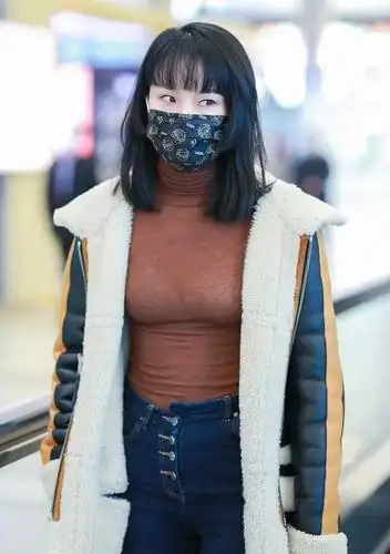 黄龄造型翻车水桶的身材挑战紧身衣结果圆滚滚的小肚子好真实