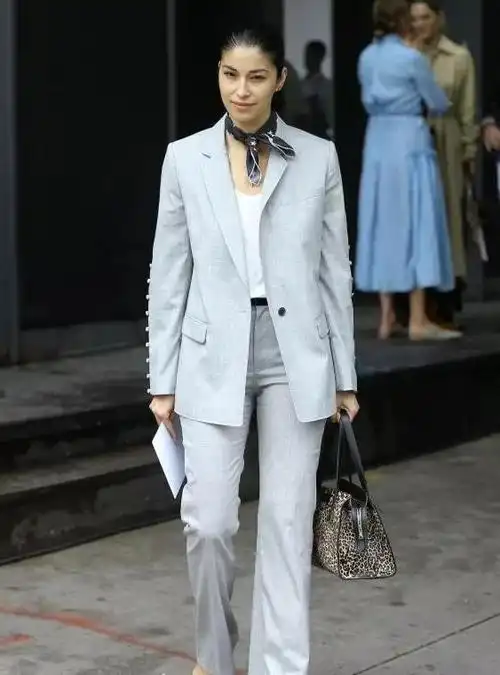 最近火了一种穿法,叫"西装配丝巾",优雅高贵,很适合中年女人