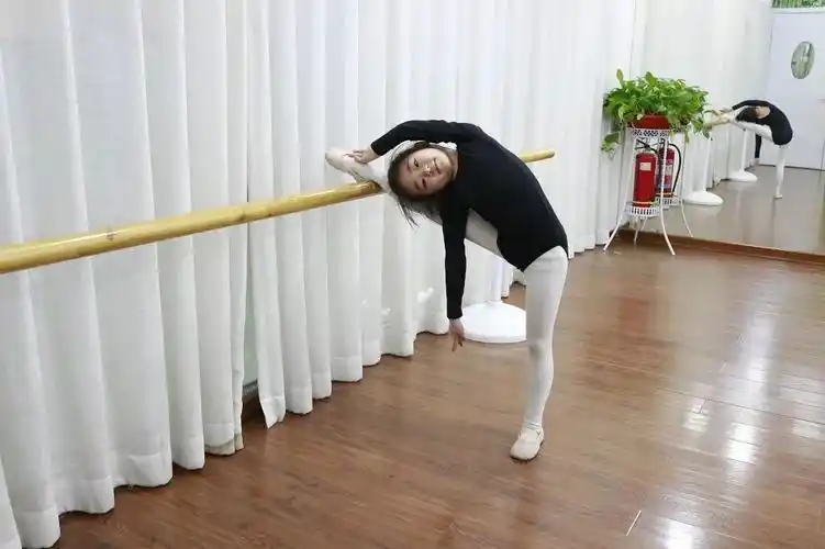 超可爱!5岁小女孩跳拉丁舞走红,网友:行走的表情包