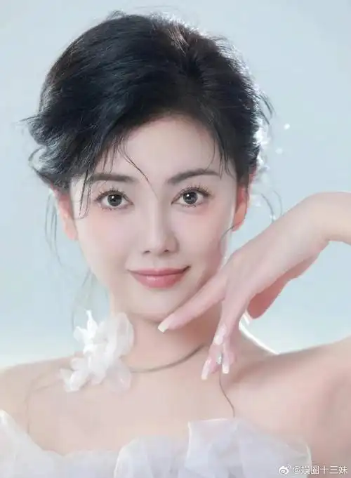 在《爱情公寓》里饰演秦羽墨的赵文琪官宣自己在杭州开了一家美甲店