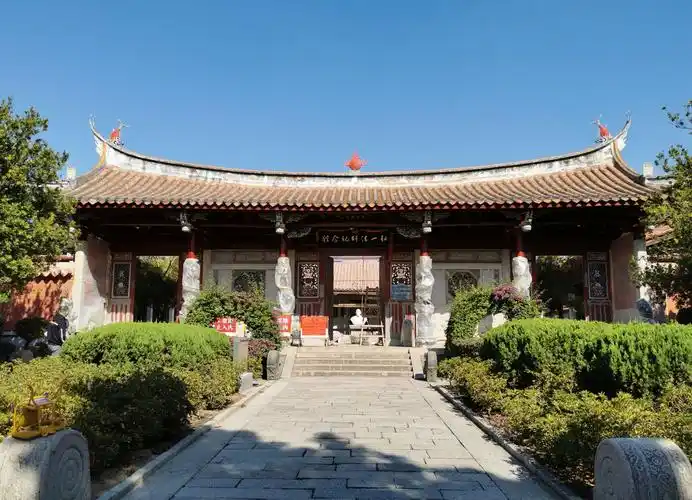 途经弘一法师纪念馆,因时间有限,未入内参观.